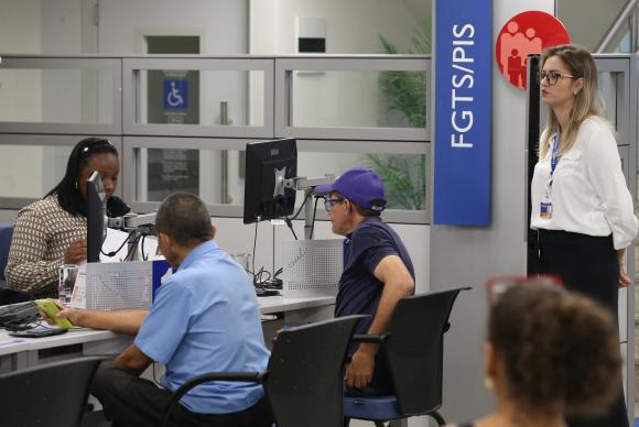 Idosos com mais de 60 anos podem sacar PIS Pasep a partir desta quarta-feira