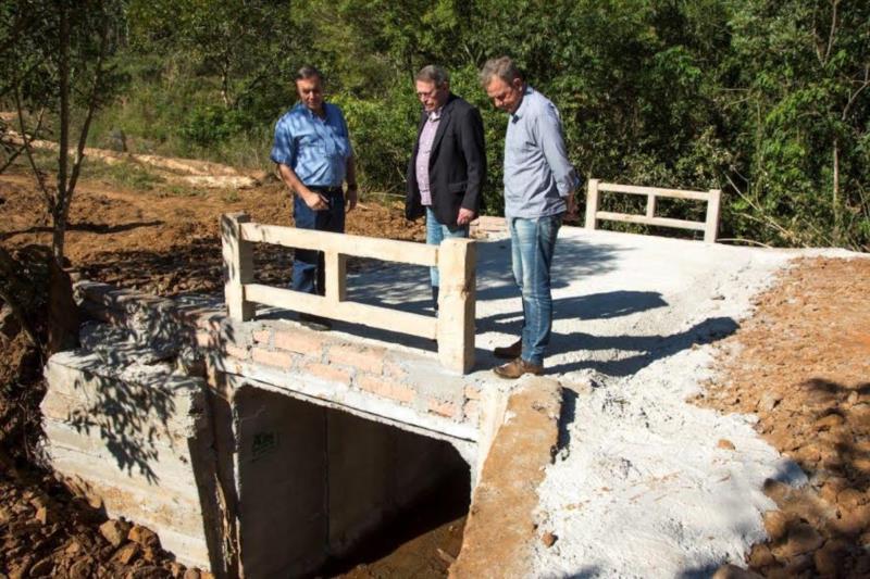 Prefeitura de Santa Cruz faz ponte nova em Linha Hamburgo