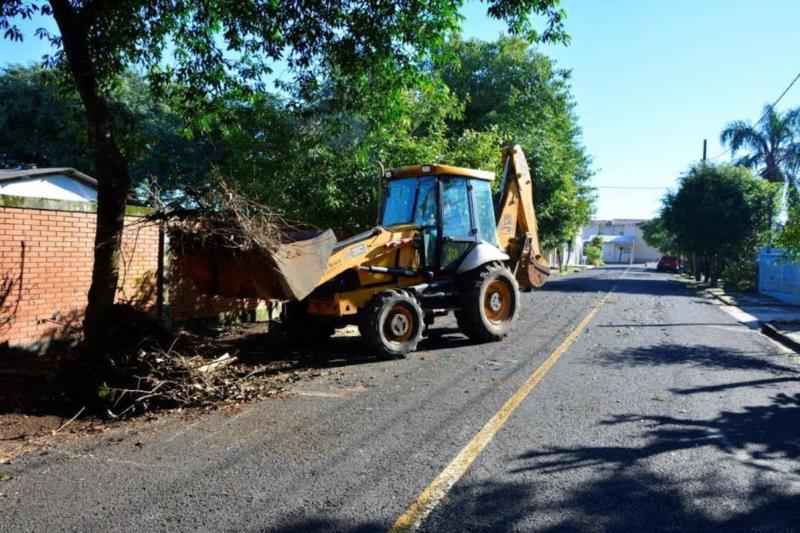 Prefeitura de Santa Cruz faz limpeza no entorno da Escola Rosário