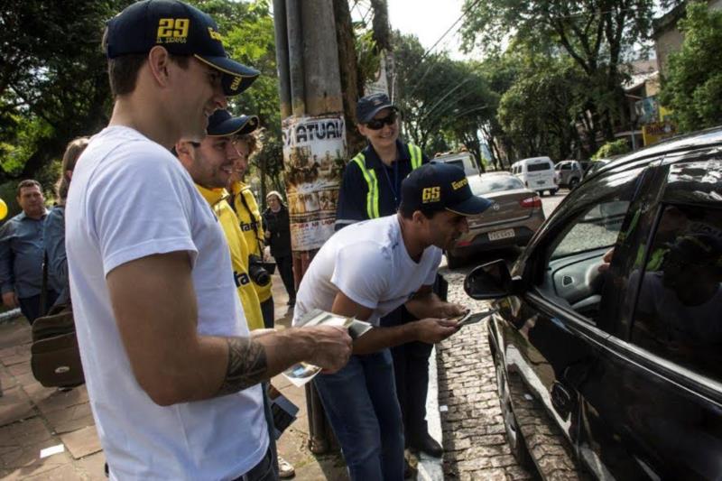 Pilotos da Stock Car participam do Maio Amarelo