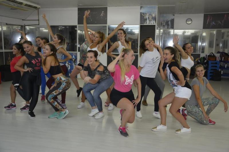 Aulas de dança marcam rotina das candidatas