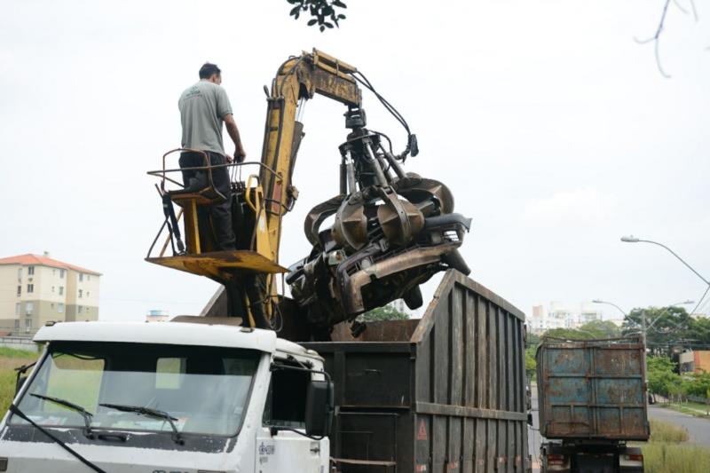 Operação fecha desmanche e apreende 15 toneladas de sucata na capital