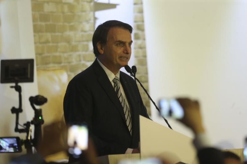 Está mantida ajuda humanitária para Venezuela, diz Bolsonaro