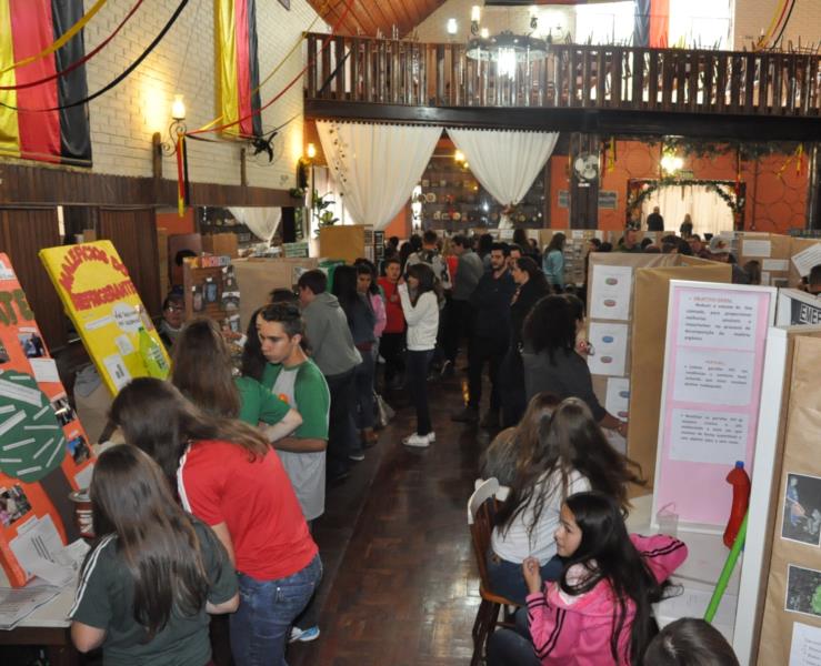 Bolsa de Sementes entrega cheques para escolas