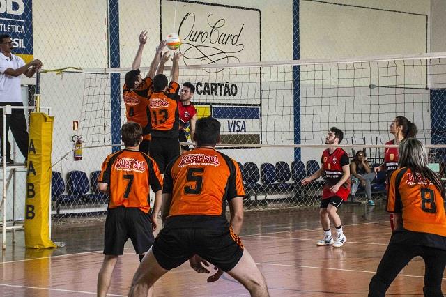 Domingo tem torneio de vôlei em prol do Natal Solidário da Vila Schulz