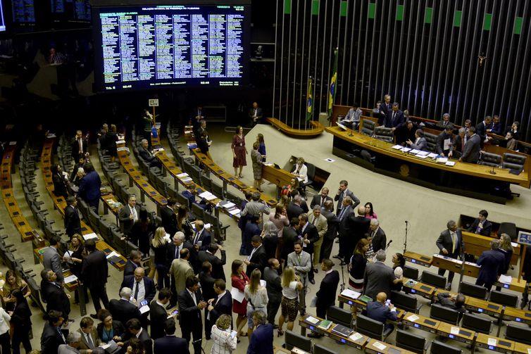 Eleições, copa e festas juninas reduzem ritmo de votações no Congresso