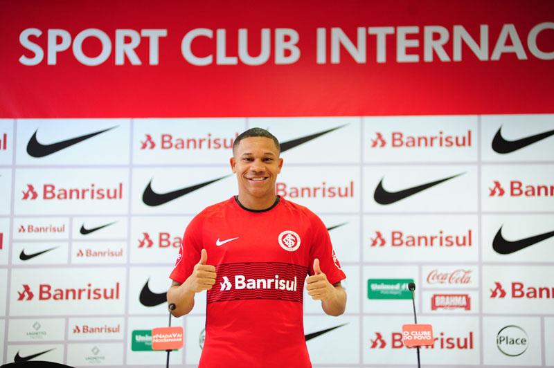 Wellington Silva é apresentado pelo Inter com a camisa 11