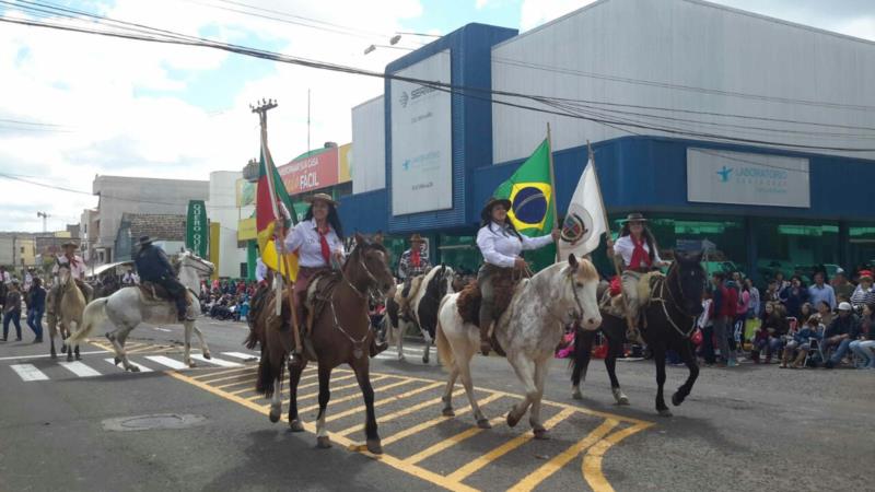 Desfile Farroupilha registra grande público em Santa Cruz