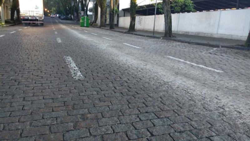 Caminhão derrama óleo e interrompe trânsito na Marechal Floriano