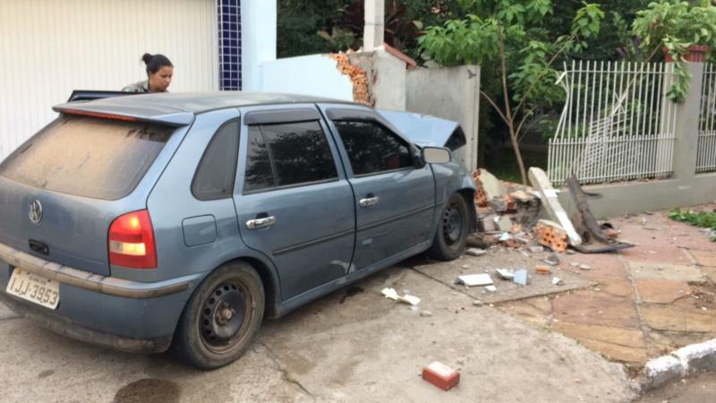 Após colidir com carro em muro, mulher e criança ficam feridas