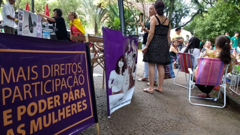 Ato reúne mulheres na Praça Getúlio Vargas