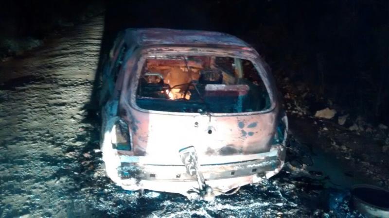 Carro furtado é destruído em incêndio no interior de Vera Cruz