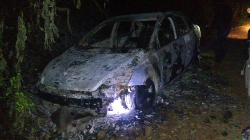 Carro é incendiado em Dona Josefa