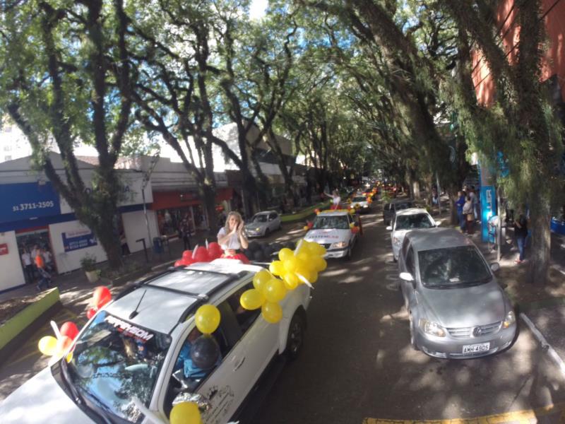 Candidatas a soberanas da Oktoberfest participaram de carreata