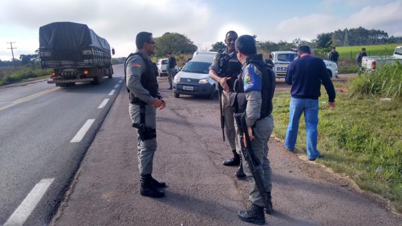 Polícia procura por dupla que roubou carga de cigarros