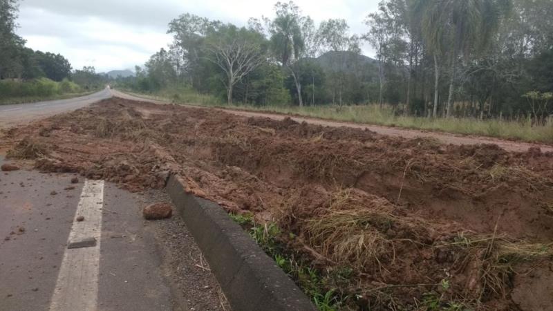 Barro na pista causa dois acidentes na RSC-153