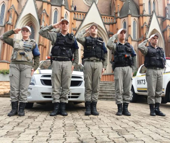 Policiais militares prestam homenagem a soldado morto em ação