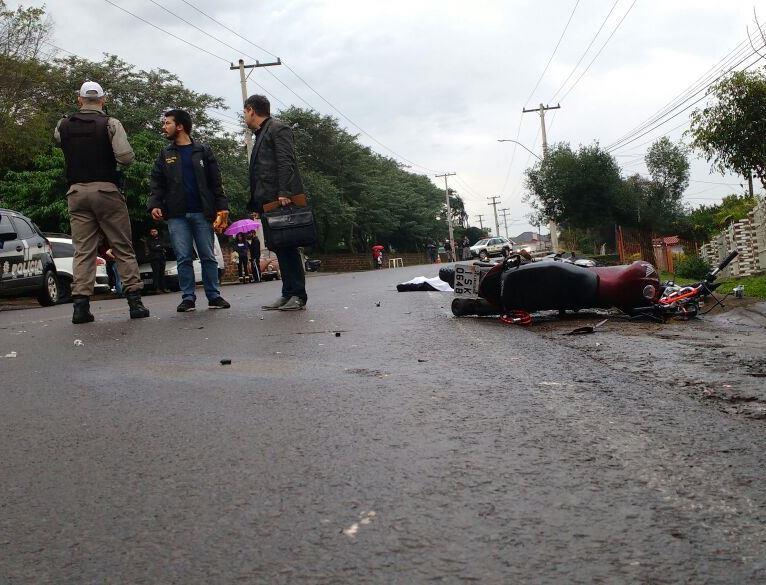 Motociclista morre em acidente com caminhão