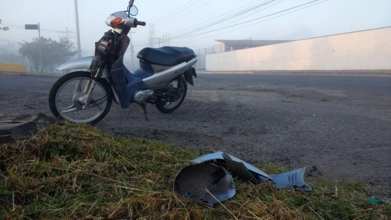 Motociclista fica ferida em acidente na Euclides Kliemann