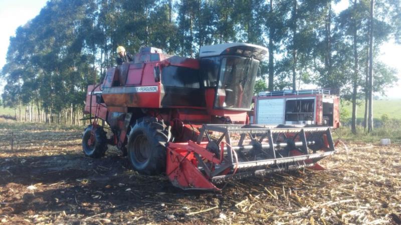 Incêndio atinge colheitadeira em lavoura no interior de Candelária