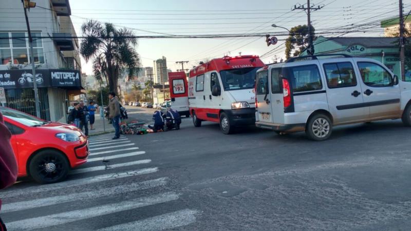 Semáforo em amarelo piscante causa acidente na Carlos Trein