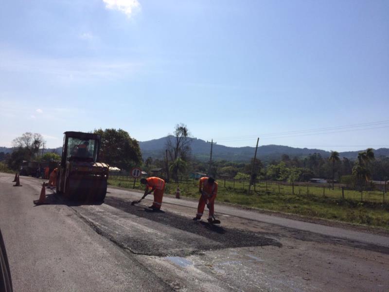 Fluxo de veículos é intercalado próximo ao pedágio de Candelária