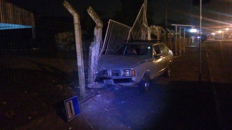 Condutor foge após colidir carro e danificar estrutura da Feira Rural