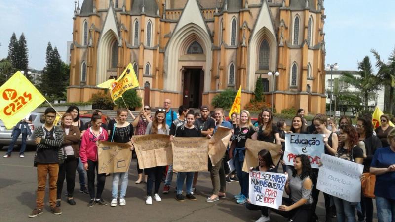 Greve e atos públicos mobilizam professores e estudantes na região