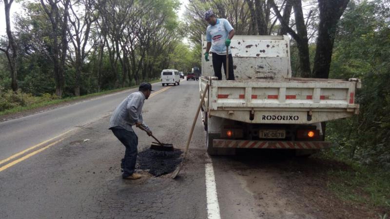 Tapa-buracos ameniza situação da ERS-409