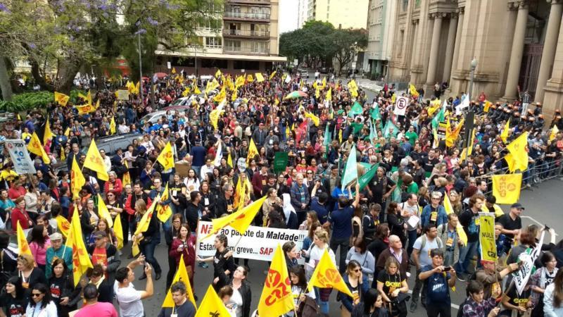 Estado anuncia que vai cortar ponto de grevistas