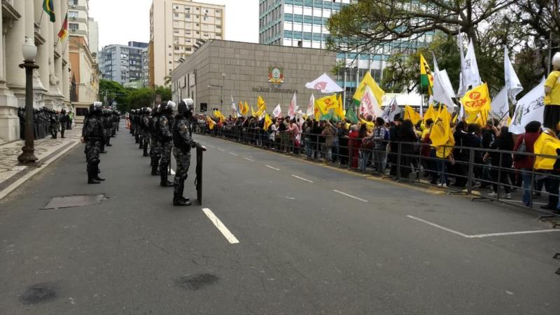 Educadores aprovam manutenção da greve