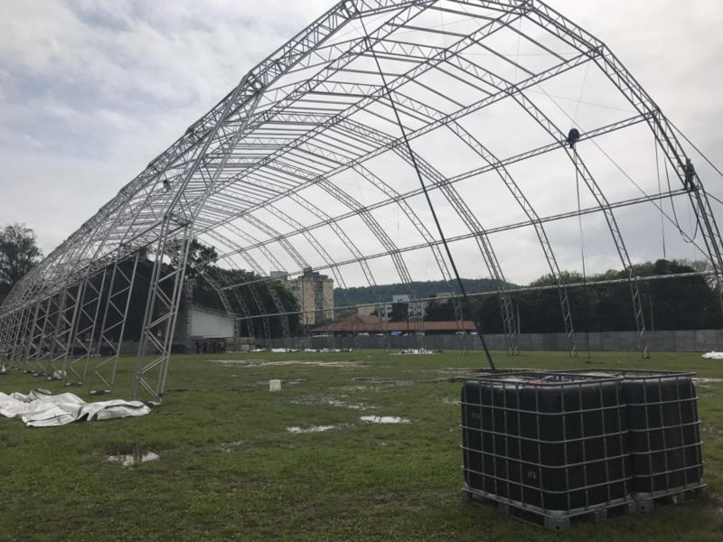 Montagem das estruturas da 33ª Oktoberfest entra na fase final