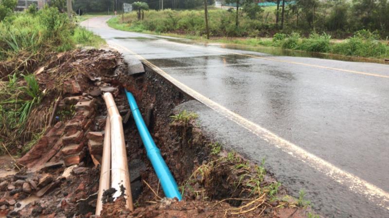 Chuva faz parte de asfalto ceder na Estrada de Linha João Alves