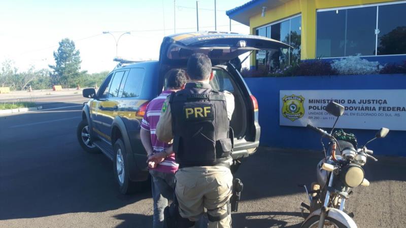 PRF prende homem na BR-290 com motocicleta clonada