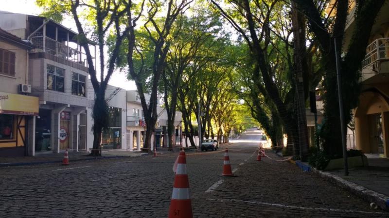 Prefeitura bloqueia calçada na Floriano para poda das tipuanas