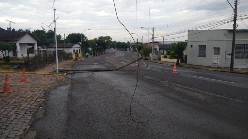 Poste cai e deixa moradores sem luz no bairro Bom Jesus