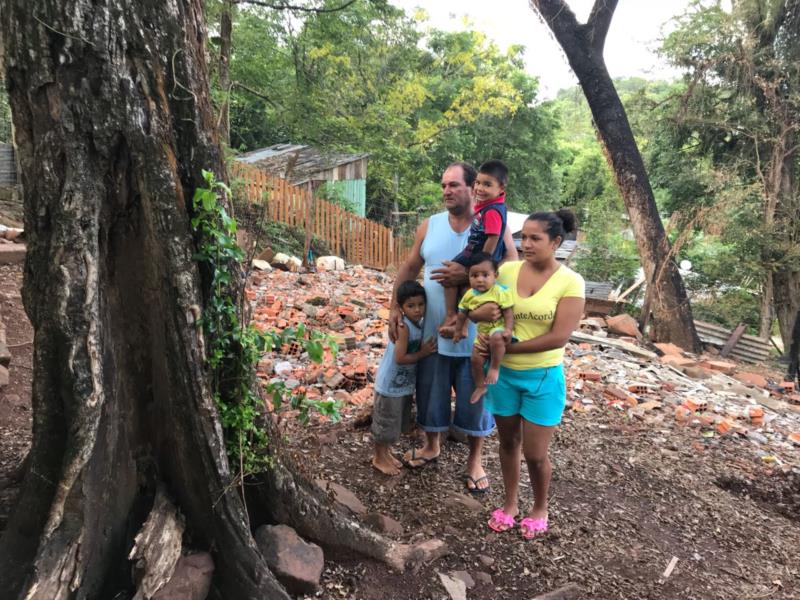 Após perder tudo em incêndio, família espera autorização para retirar árvores e construir nova casa