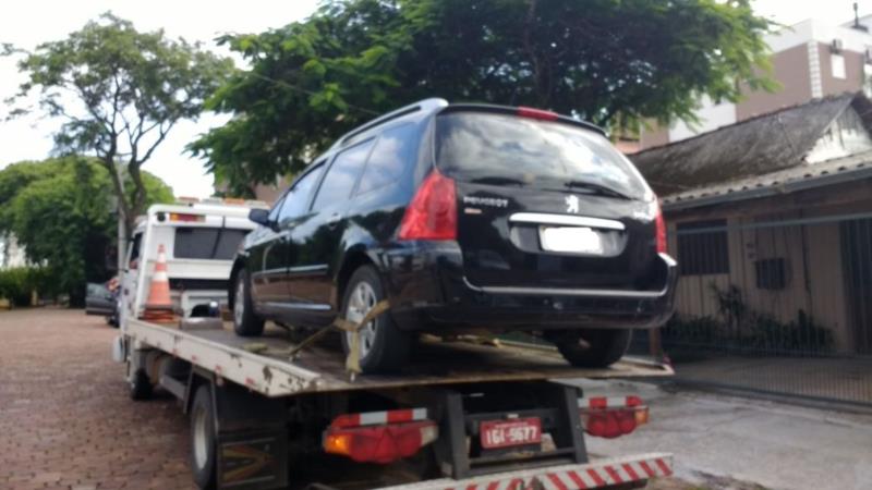 Carro é abandonado na contramão no bairro Avenida