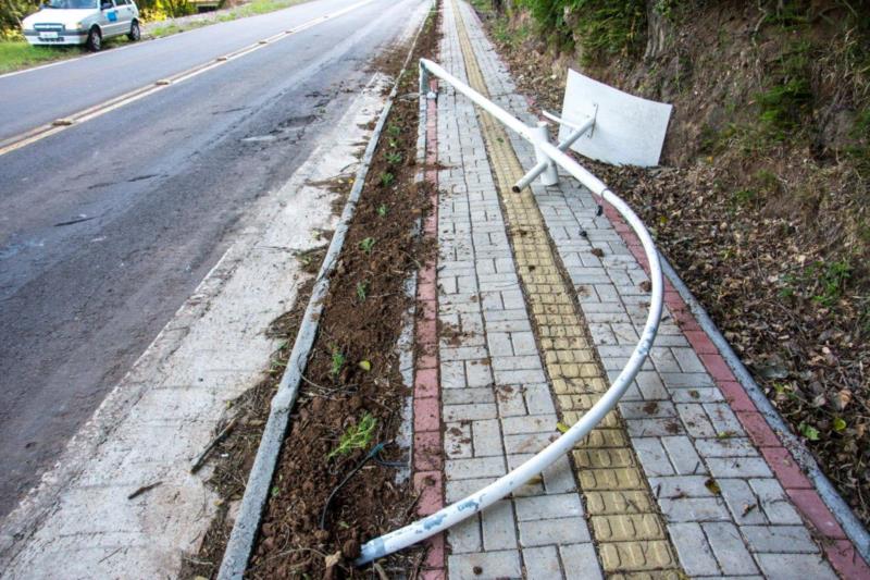 Poste de iluminação pública cai no Acesso Grasel