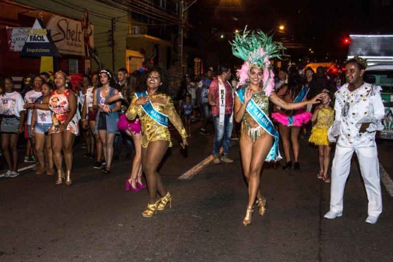 Descida da Júlio reúne centenas de foliões. Confira fotos