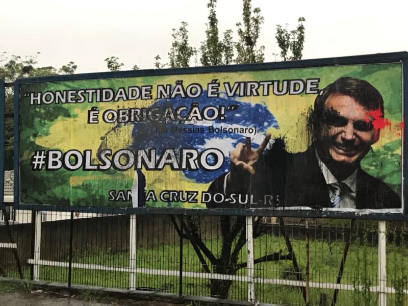 Outdoor de apoio a Bolsonaro é vandalizado em Santa Cruz