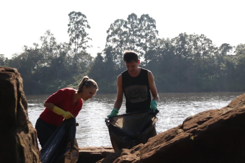 Projeto retira 400 kg de lixo do Rio Taquari