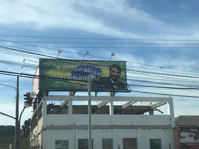 Mais um outdoor em apoio a Bolsonaro é instalado em Santa Cruz