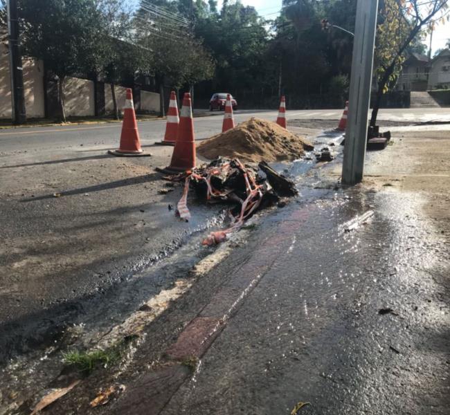 Grande vazamento de água é registrado no Centro de Santa Cruz