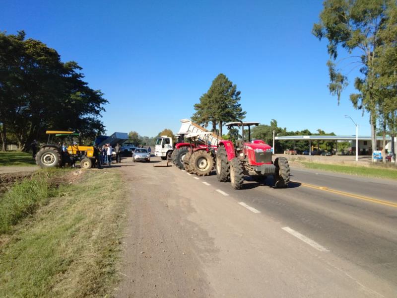 Agricultores se unem a caminhoneiros em protesto em Vale do Sol