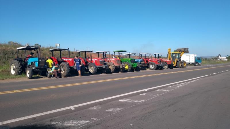 Em protesto, agricultores voltam a bloquear trânsito na BR-471