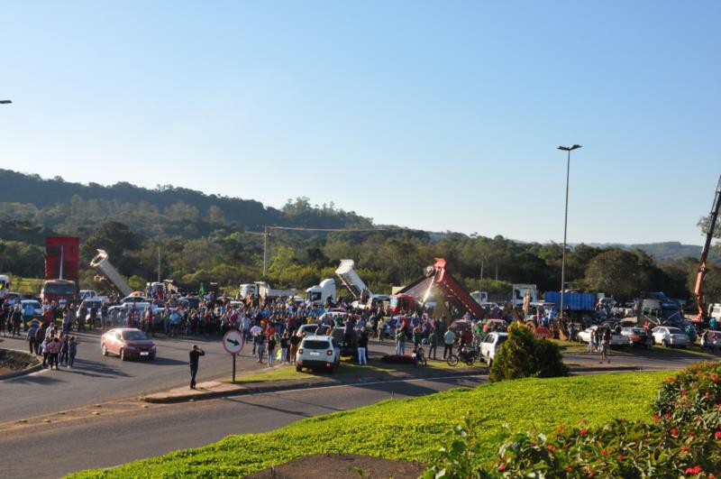 Caminhoneiros e apoiadores cantam hino no trevo de acesso a Vera Cruz