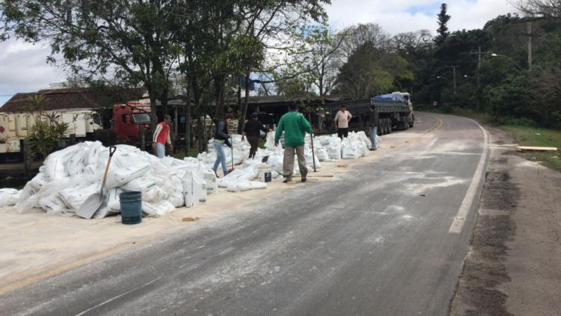 Carga de fertilizantes tomba de caminhão e bloqueia o trânsito na RSC-471