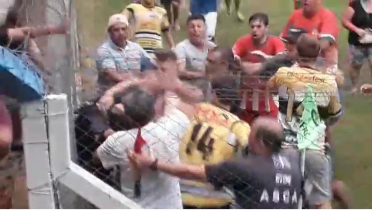 Vídeo mostra árbitro sendo agredido em jogo do futebol amador de Santa Cruz