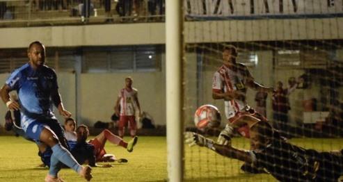 Lajeadense vence em casa e assume a liderança